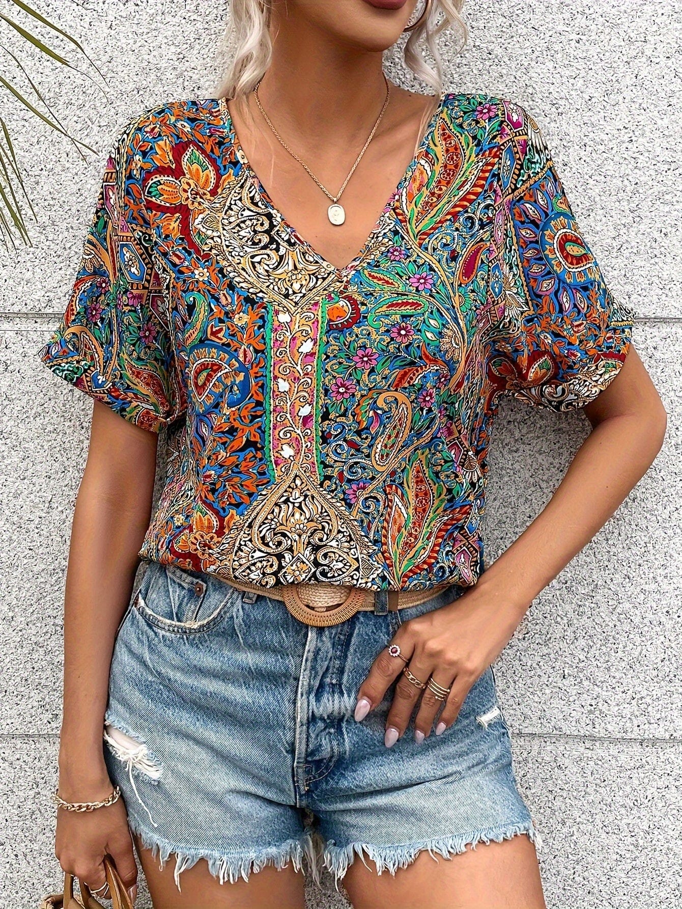 Solène｜Blouse chic à motif paisley et col en V